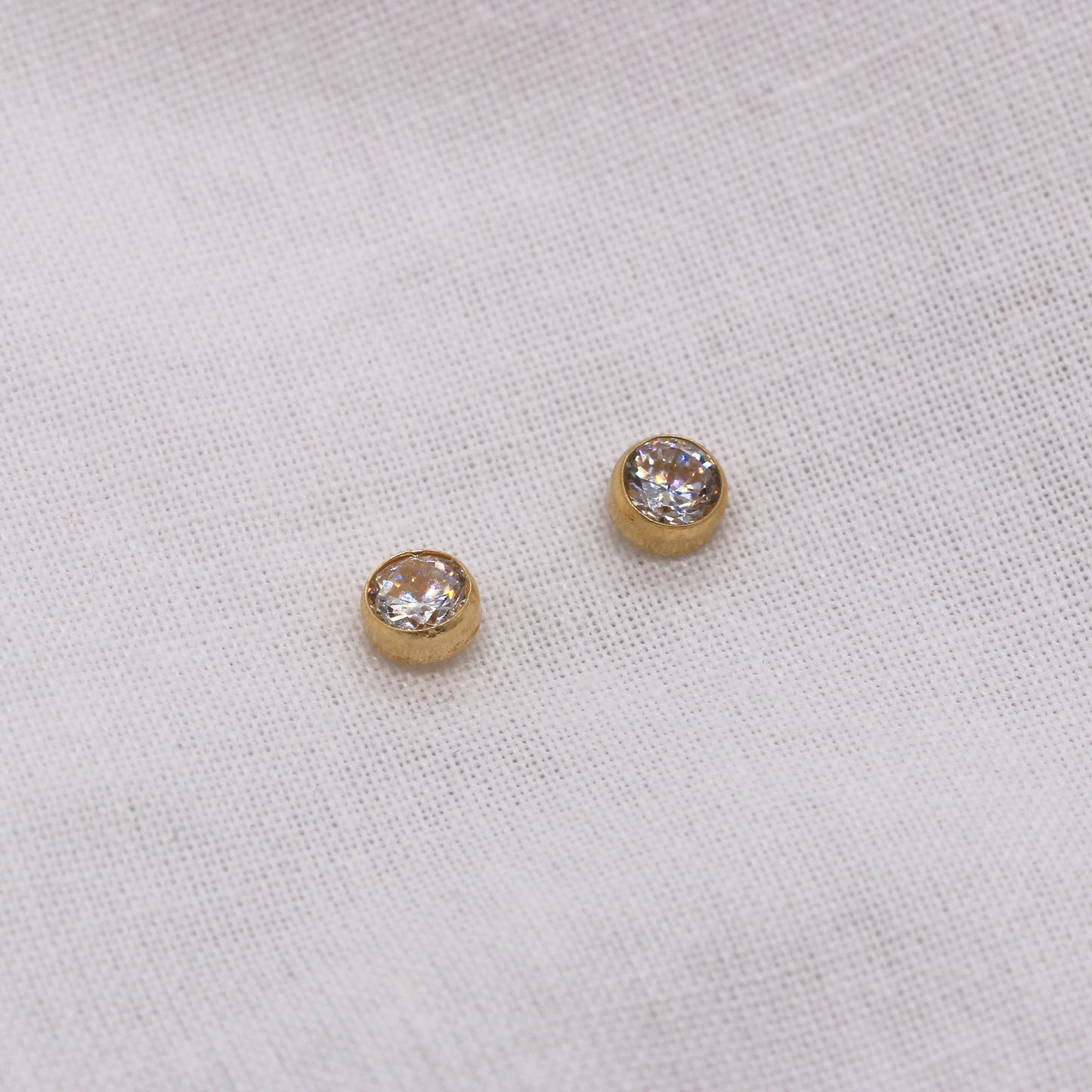 9ct Solid Yellow Gold Circle Stud Earrings With Cz